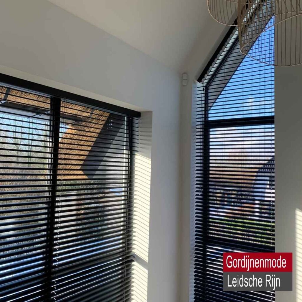 Gordijnenmode Leidsche Rijn De Meern - Aluminium horizontale jaloezie Schuin raam afwijkend model.jpg