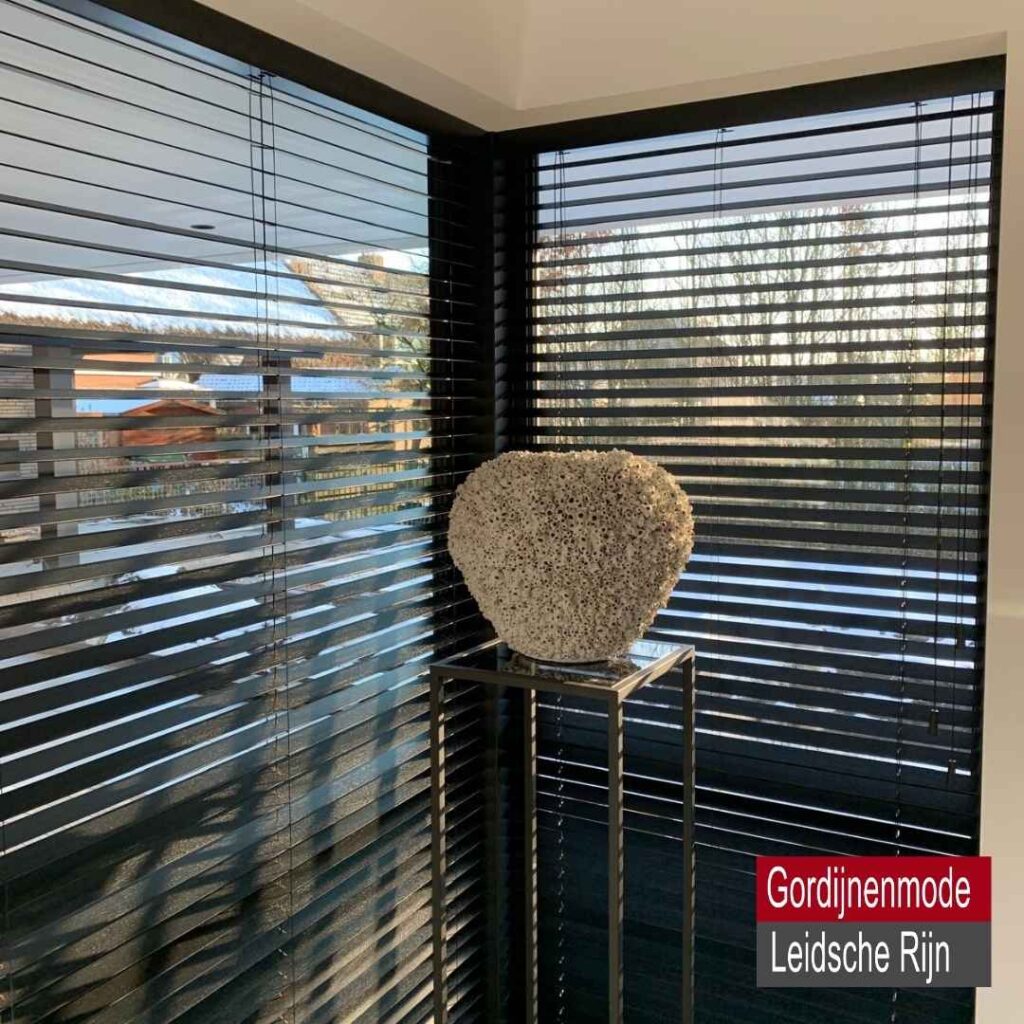 Gordijnenmode Leidsche Rijn De Meern - Aluminium horizontale jaloezie hoek raam.jpg