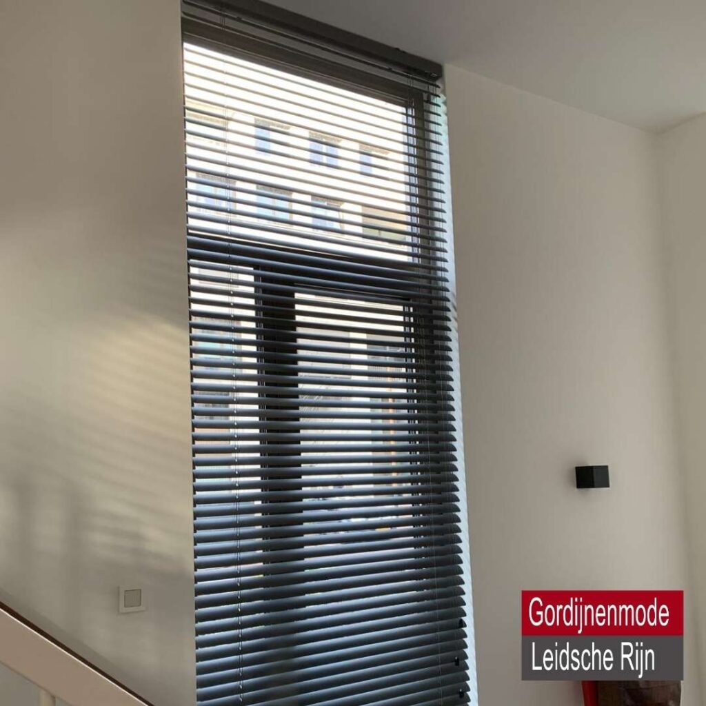 Gordijnenmode Leidsche Rijn De Meern - Aluminium horizontale jaloezie hoog raam.jpg
