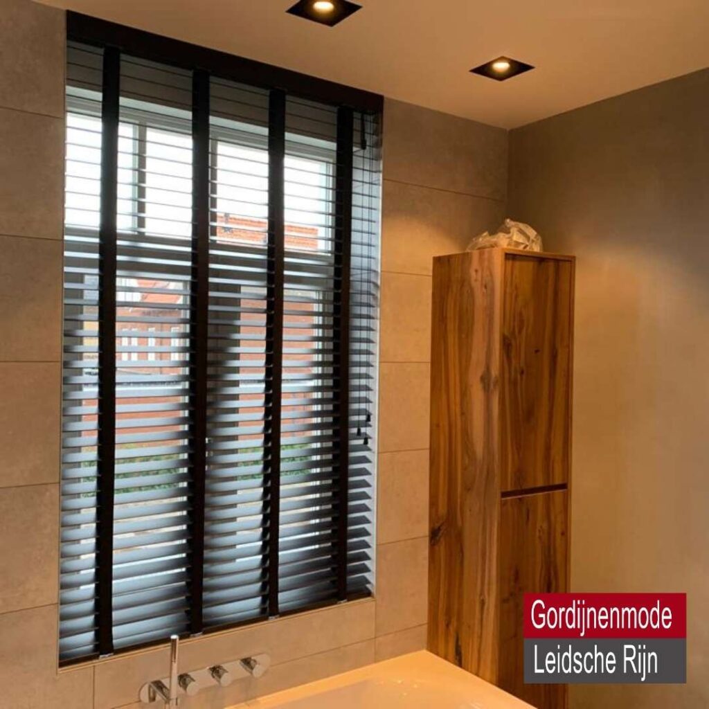 Gordijnenmode Leidsche Rijn De Meern - Aluminium horizontale jaloezie met ladderband badkamer.jpg
