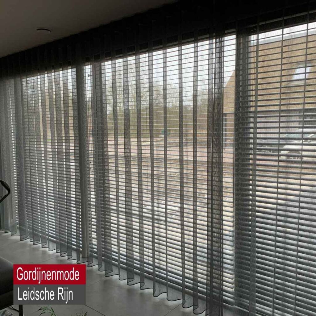 Gordijnenmode Leidsche Rijn De Meern - Vitrage combinatie houten jaloezie
