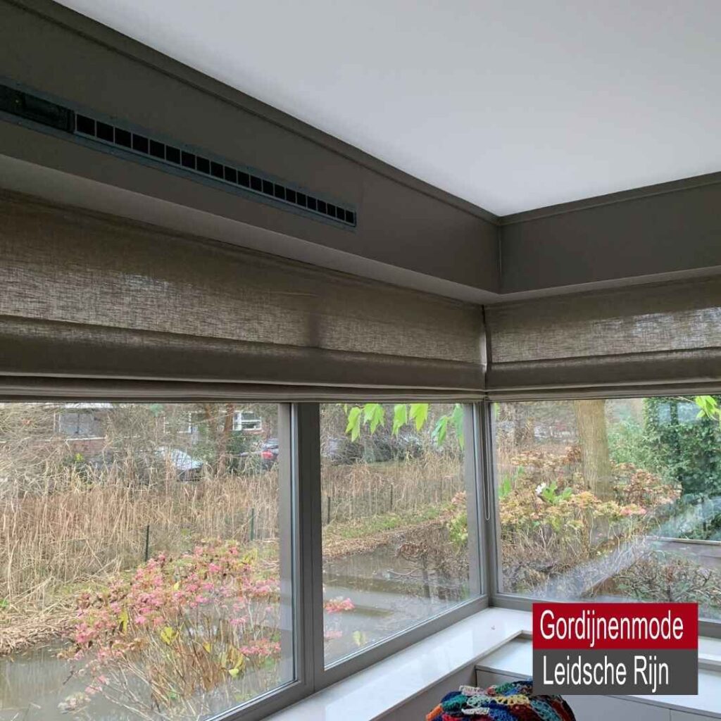 Gordijnenmode Leidsche Rijn De Meern - vouwgordijn lichtdoorlatend kleur Taupe linnen met meekleurend schilderwerk