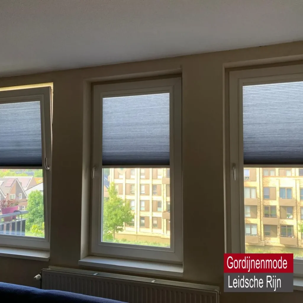 Gordijnenmode Leidsche Rijn De Meern - magneetframe kunststof kozijn duetgordijn lichtdoorlatend kleur blauw-grijs