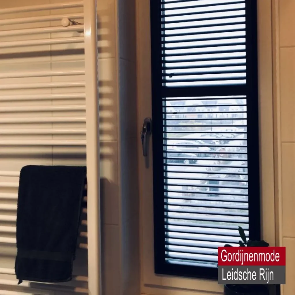 Gordijnenmode-Leidsche-Rijn-De-Meern-magneetframe-kunststof-kozijn-lamellen-kleur-zwart